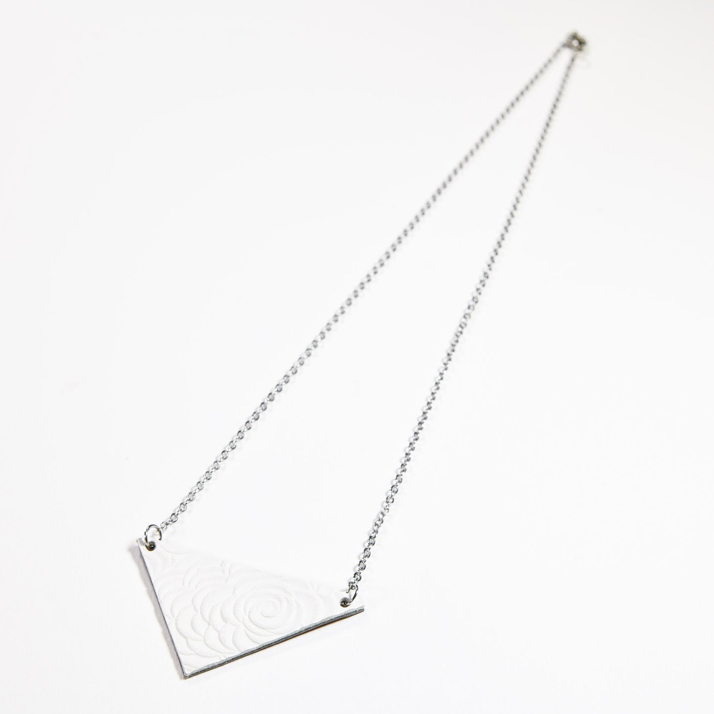 Collier triangle nuage