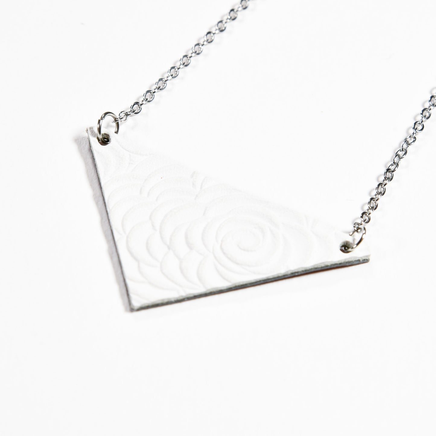 Collier triangle nuage