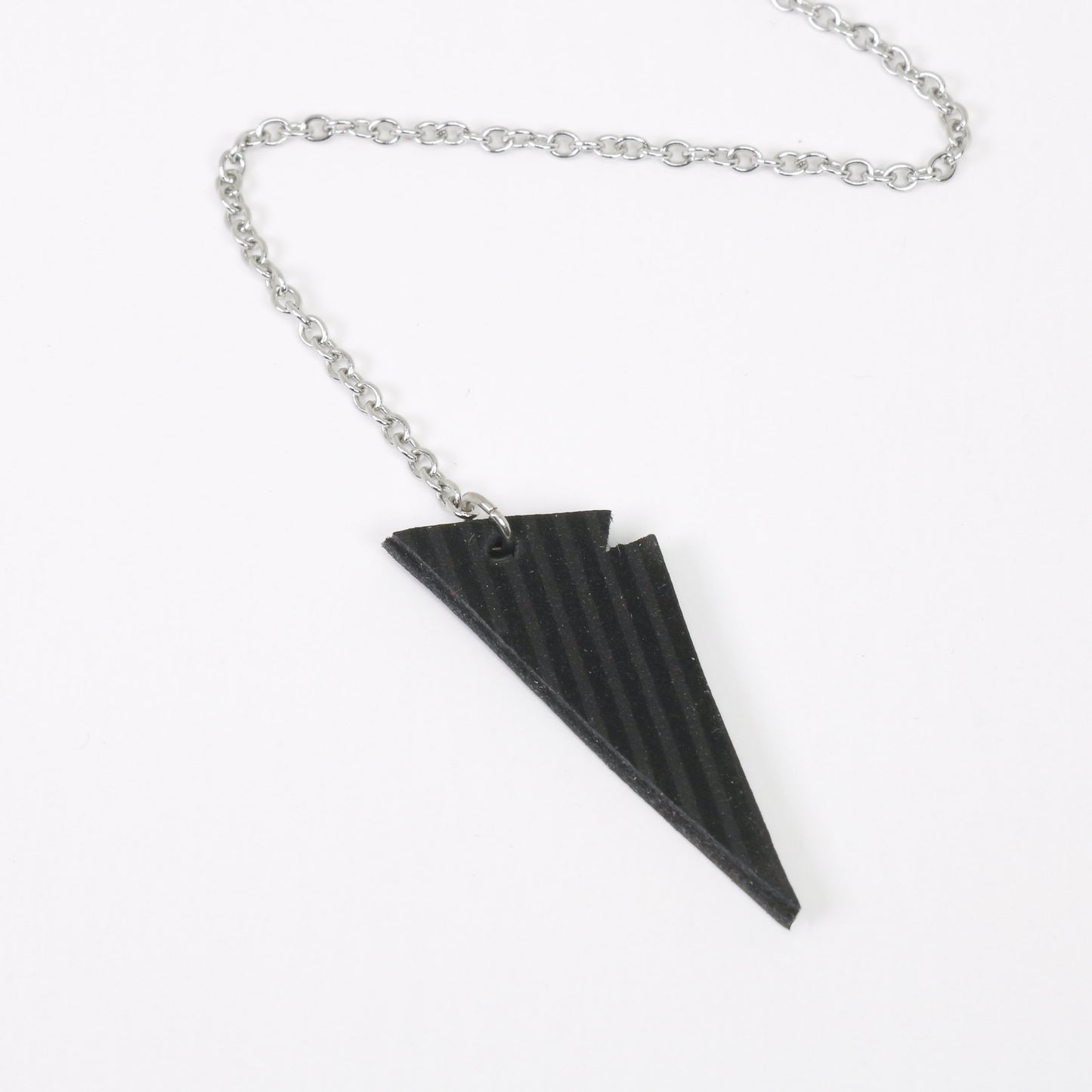 Collier petit triangle noir