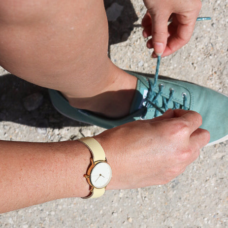 Montre femme jaune pâle / crème et or