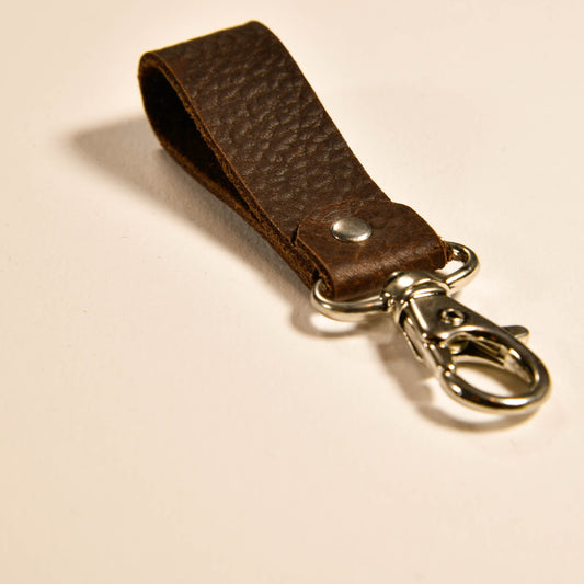 Porte-clé brun texturé