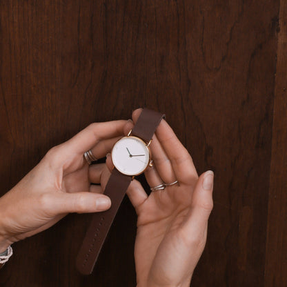 Montre brun foncé / blanc et or