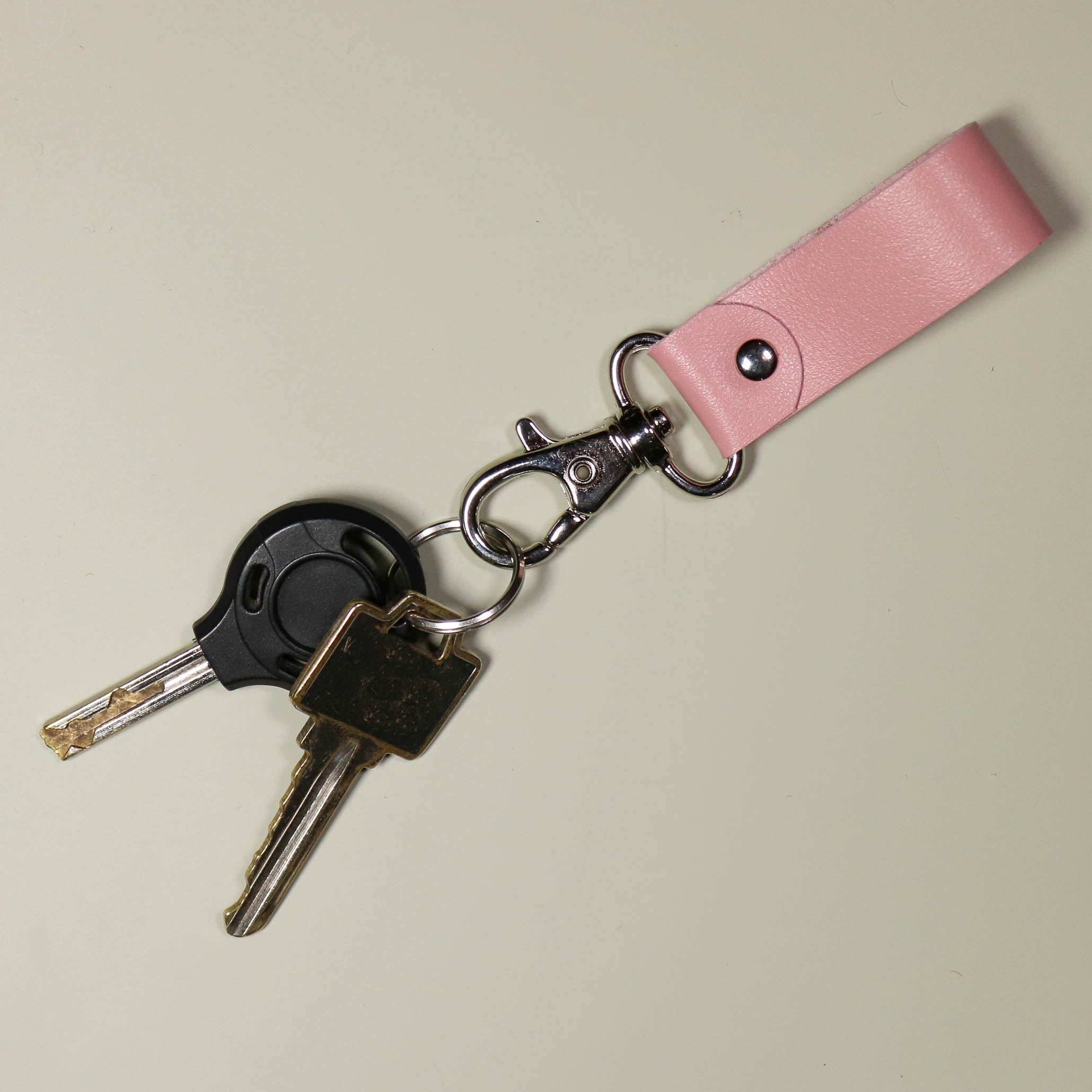 Porte-clés - Rose, cuir Inspiration médiévale et autre bijoux par Porte-clés - Rose, cuir Inspiration médiévale et autre bijoux par